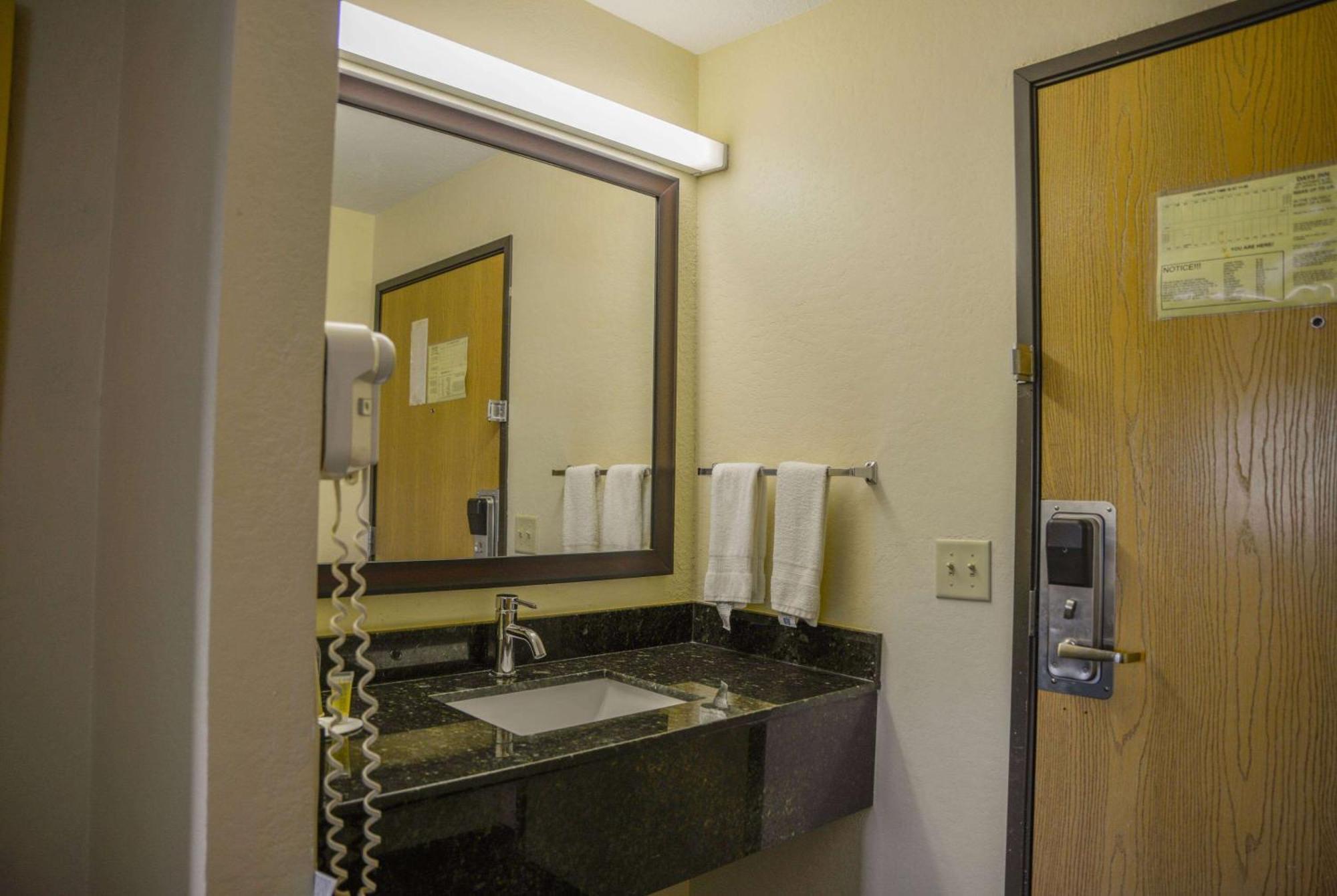 Days Inn By Wyndham Mount Vernon Bagian luar foto